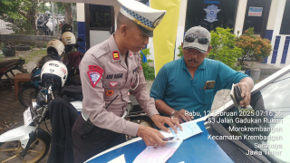 Personil Lantas Polsek Krembangan Laksanakan Penindakan dan Teguran terhadap Pelanggar Lalu Lintas