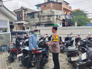 Bhabinkamtibmas Sidotopo Wetan Berikan Himbauan kepada Juru Parkir Antisipasi Curanmor