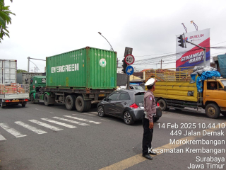 Personil Polsek Krembangan Laksanakan Pengaturan dan Pengalihan Arus Lalu Lintas di TL Mbah Ratu