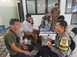 Bhabinkamtibmas Kelurahan Asemrowo Sambang Ketua RW 06, Berikan Himbauan Kamtibmas