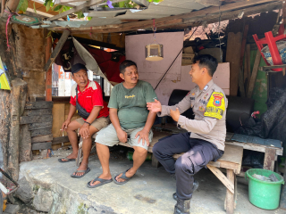 Bhabinkamtibmas Ampel Sambang Wakil Ketua RT 05, Titipkan Pesan Kamtibmas
