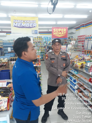 Personil Polsek Krembangan Laksanakan Patroli Keamanan di Indomaret Jalan Kalianak