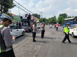 Personil Bhabinkamtibmas Perak Barat Dampingi Rapat Koordinasi Penertiban PKL di Jalan Tanjung Sadari