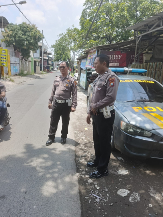 Personil Polsek Kenjeran Laksanakan Patroli di Jalan Nambangan, Berikan Himbauan Kamtibmas