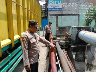 Personil Polsek Krembangan Laksanakan Patroli dan Pengecekan Debit Air di Solotigo