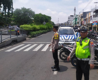 Personil Polsek Semampir Laksanakan Patroli Harkamtibmas di Pintu Masuk Wisata Religi Sunan Ampel