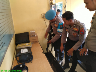 Personil Piket Provos Polres Pelabuhan Tanjung Perak Laksanakan Pengecekan Gudang dan Senpi Penjagaan