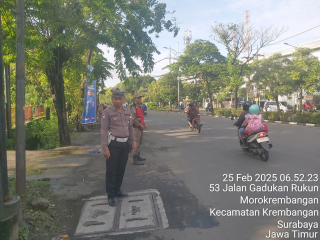 Personil Polsek Krembangan Laksanakan Patroli Pagi di Pertigaan Mbah Ratu, Pastikan Arus Lalu Lintas Lancar