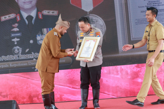Polda Jatim Terima Penghargaan 'Hakaryo Guno Mamayu Bawono' dari Pemkot Batu