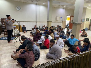 Kapolsek Kenjeran Gelar Sholat Jumat dan Himbauan Kamtibmas di Masjid Baitul Izza