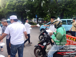 Hangatkan Ramadhan! Polres Pelabuhan Tanjung Perak Bagikan 100 Bungkus Takjil dan Himbauan Kamtibmas
