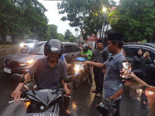 Kebaikan di Bulan Ramadan: Polres Pelabuhan Tanjung Perak Bagikan 200 Paket Takjil untuk Masyarakat