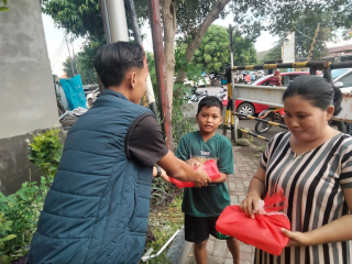 Berbagi di Bulan Suci: Satreskrim Polres Pelabuhan Tanjung Perak Bagikan Takjil untuk Masyarakat Surabaya