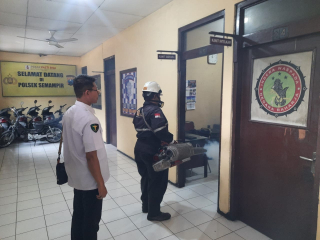 Cegah Demam Berdarah: Polres Pelabuhan Tanjung Perak Gencarkan Fogging DBD di Mako dan Polsek Jajaran