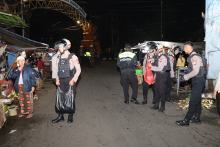Jaga Keamanan Ramadan, Kapolres Pelabuhan Tanjung Perak Gelar Patroli Skala Besar dan Berbagi Sahur