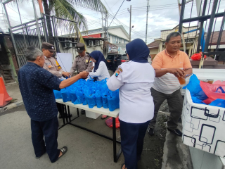 Polsek Krembangan Berbagi Takjil Ramadan, Wujud Kepedulian ke Masyarakat