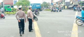 Polsek Krembangan Laksanakan Patroli Pemantauan Arus Lalu Lintas di Simpang Tiga Mbah Ratu