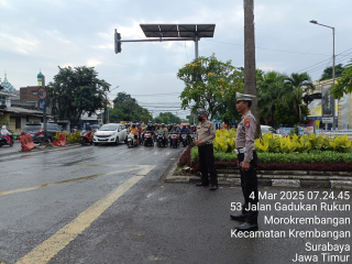 Personil Polsek Krembangan Laksanakan Patroli dan Pengaturan Lalu Lintas di Pertigaan Mbah Ratu