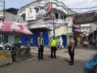 Personel Polsek Semampir Laksanakan Patroli Harkamtibmas di Pintu Masuk Wisata Religi Sunan Ampel