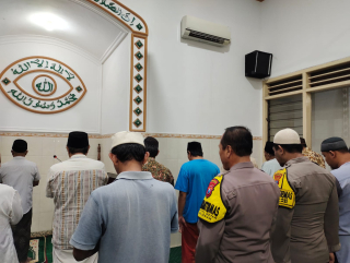 Makmurkan Masjid: Polsek kenjeran Laksanakan Sholat Subuh Berjamaah di Masjid Wali Songo Jl. Nambangan Surabaya.
