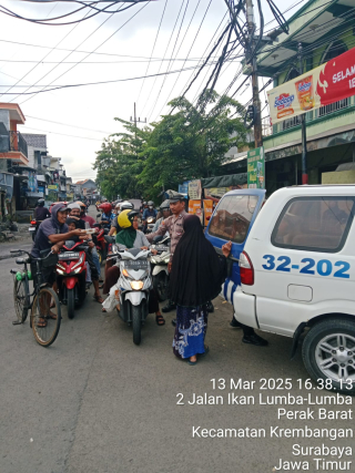Polsek Krembangan Gelar Kegiatan Berbagi Takjil di Jalan Ikan Lumba-Lumba