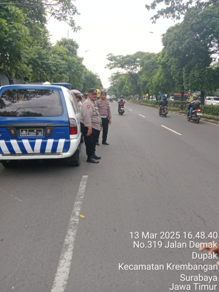 Personel Polsek Krembangan Laksanakan Patroli Antisipasi Ngabuburit di Depan Masjid Nurul Fattah