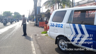 Personel Polsek Krembangan Pantau Arus Lalu Lintas di Jalan Kalianak, Antisipasi Kemacetan
