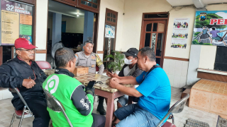 Bhabinkamtibmas Morokrembangan Sambangi Balai RW Tambak Asri, Sampaikan Imbauan Kamtibmas