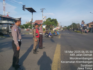 Personel Polsek Krembangan Bersama Satpol PP Laksanakan Protap Pos Awal di Pertigaan Mbah Ratu