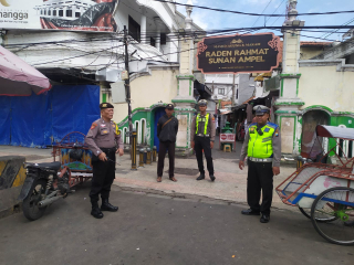 Personel Polsek Semampir Laksanakan Patroli Harkamtibmas di Depan Pintu Masuk Ampel