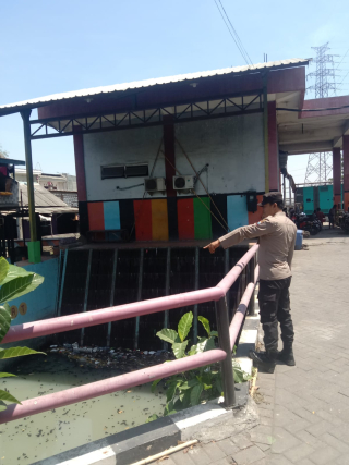 Personil Polsek Krembangan Laksanakan Pengecekan Debit Air Sungai di Jalan Tanjung Sadari