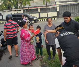 Satresnarkoba Polres Pelabuhan Tanjung Perak Bagikan Takjil dan Edukasi Bahaya Narkoba di Surabaya