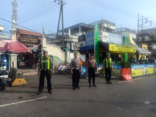 Personil Pospam Idul Fitri Ampel Laksanakan Pemantauan dan Pengaturan Arus Lalu Lintas