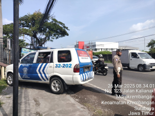 Personil Polsek Krembangan Laksanakan Patroli Pemantauan Arus Lalu Lintas di Jalan Kalianak