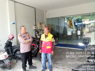 Personil Polsek Krembangan Laksanakan Patroli dan Sampaikan Himbauan Harkamtibmas di Bank BRI Cabang Jalan Demak