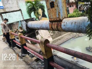 Personil Polsek Krembangan Lakukan Pemantauan Debit Air di Jalan Tanjung Sadari