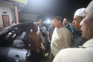 Polres Pamekasan Amankan 3 Tersangka Saat Penggrebekan di Rumah Terduga Pengedar Narkoba   PAMEKASAN - Personel gabungan Polres Pamekasan Polda Jatim menggerebe