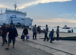 Polres Pelabuhan Tanjung Perak Laksanakan KRYD untuk Arus Balik Jalur Laut.