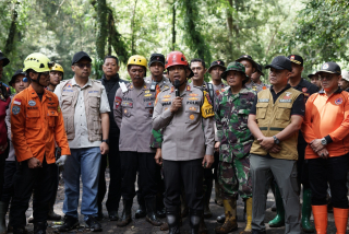 Hari Kedua Evakuasi, Polisi dan Tim SAR Gabungan Berhasil Temukan 9 Korban Longsor di Pacet Mojokerto