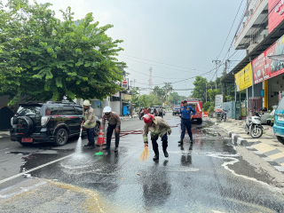 Sigap, Polisi bersama Damkar Bersihkan Tumpahan Solar di Jalan Raya Lamongan Antisipasi Kecelakaan