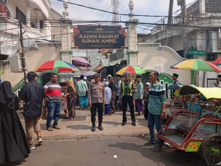 Patroli Keamanan di Wisata Religi Ampel, Polsek Semampir Sampaikan Himbauan Kewaspadaan kepada Pengunjung