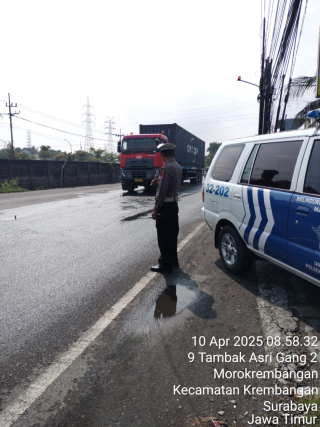 Patroli Lalu Lintas di Jalan Kalianak, Polsek Krembangan Antisipasi Kemacetan dan Kecelakaan