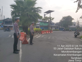 Personil Polsek Krembangan Laksanakan Giat Pos Awal di TL Mbahratu Antisipasi Kemacetan