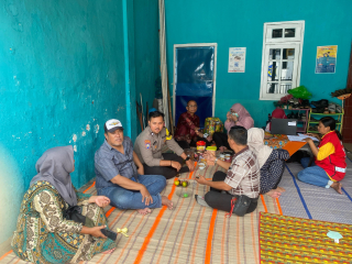Bhabinkamtibmas Wonokusumo Himbau Warga Jaga Anak di Malam Hari