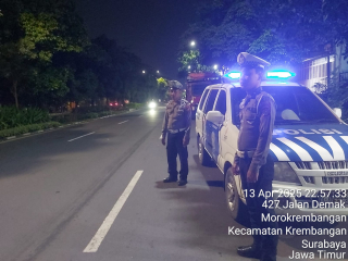 Personil Polsek Krembangan Gelar Patroli Keamanan Malam di Jalan Demak, Antisipasi Tawuran dan Kriminalitas