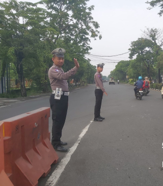 Pengaturan Lalu Lintas Pagi, Polsek Krembangan Antisipasi Kemacetan di Pertigaan Mbah Ratu