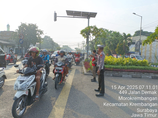 Personil Polsek Krembangan Laksanakan Patroli dan Pengaturan Lalu Lintas Pagi di Pertigaan Mbah Ratu