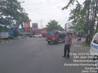 Patroli Pengamanan Lalu Lintas, Personil Polsek Krembangan Antisipasi Kemacetan dan Laka Lantas di Jalan Demak