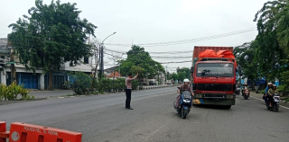 Polsek Krembangan Lakukan Pengalihan Arus Lalu Lintas Antisipasi Kemacetan di Jalan Kalianak