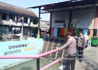 Polsek Krembangan Laksanakan Pengecekan Debit Air dan Pemantauan Harkamtibmas di Jalan Tanjung Sadari